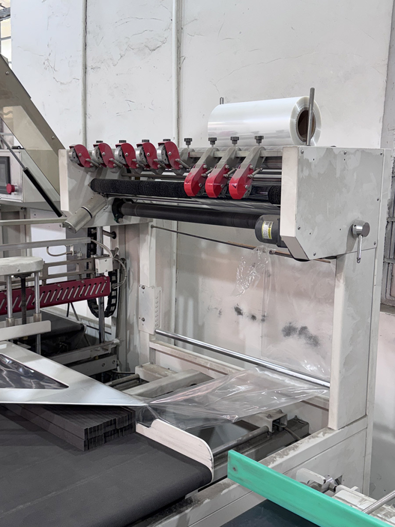slat panel factory-machine 4 slat panel factory, product sealing machine